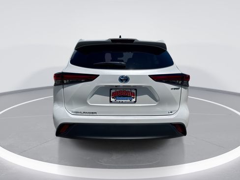 Used 2023 Toyota Highlander LE FWD image 5