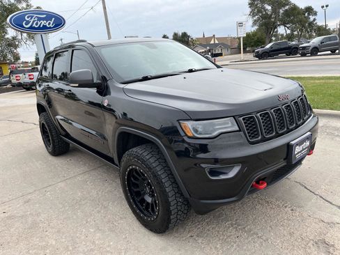 Used 2018 Jeep Grand Cherokee Trailhawk w/ Trailhawk Luxury Group image 4