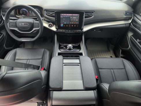 Used 2024 Jeep Wagoneer L Series II AWD/4WD image 30