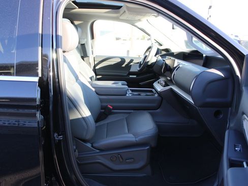 New 2025 Ford Expedition Active image 10