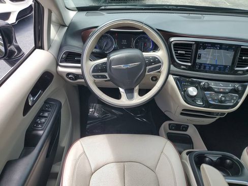 Used 2019 Chrysler Pacifica Limited FWD image 17