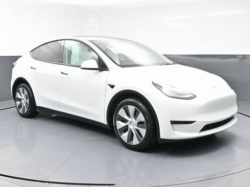 Used 2022 Tesla Model Y Long Range image 2