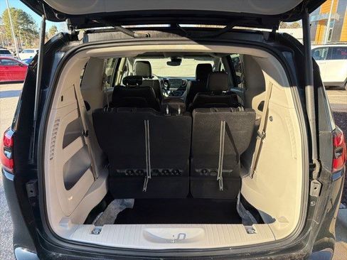 Used 2024 Chrysler Pacifica Touring-L image 6