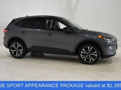 Used 2022 Ford Escape SE w/ SE Sport Appearance Package image 3