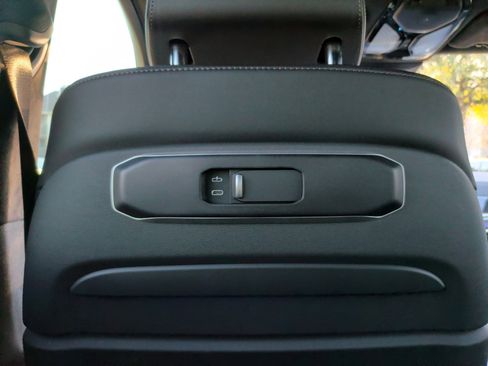 Certified 2025 BMW X7 xDrive40i w/ M Sport Package image 37