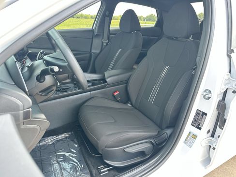 Used 2025 Hyundai Elantra SEL FWD image 11