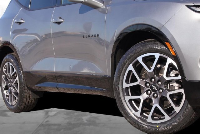 Used 2025 Chevrolet Blazer RS FWD image 3