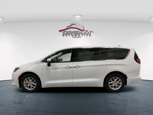 Used 2022 Chrysler Voyager LX FWD image 20