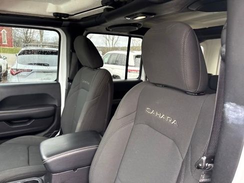Used 2018 Jeep Wrangler Unlimited Sahara AWD/4WD image 10