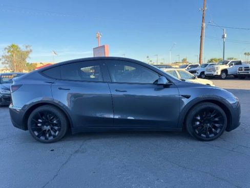 Used 2023 Tesla Model Y Long Range AWD 4dr Crossover image 2