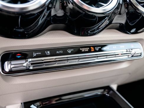 Used 2023 Mercedes-Benz GLB 250 4MATIC image 29