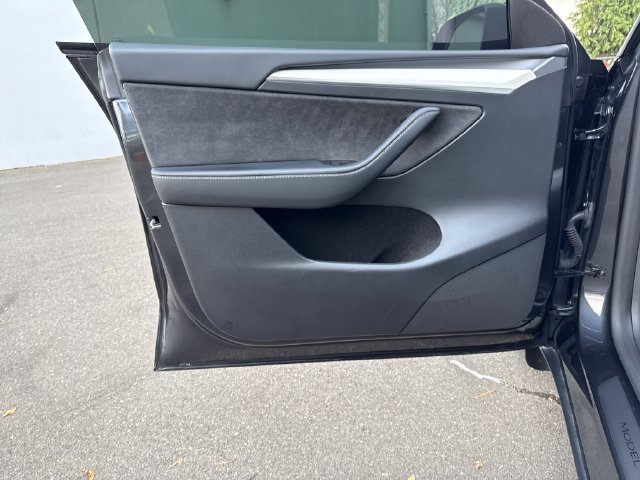 Used 2024 Tesla Model Y Performance AWD/4WD image 17