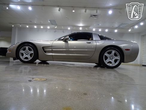 Used 1998 Chevrolet Corvette Coupe w/ Roof Pkg image 8