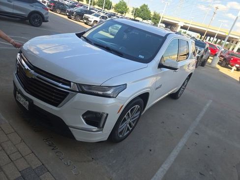 Used 2023 Chevrolet Traverse High Country FWD image 2