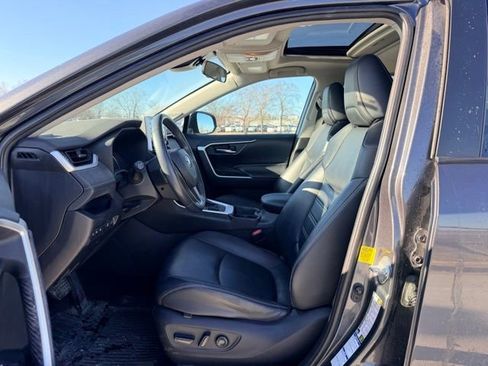 Used 2019 Toyota RAV4 XLE Premium image 7