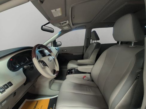 Used 2011 Toyota Sienna Limited image 10