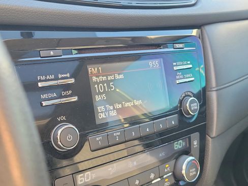 Certified 2017 Nissan Rogue SV image 29