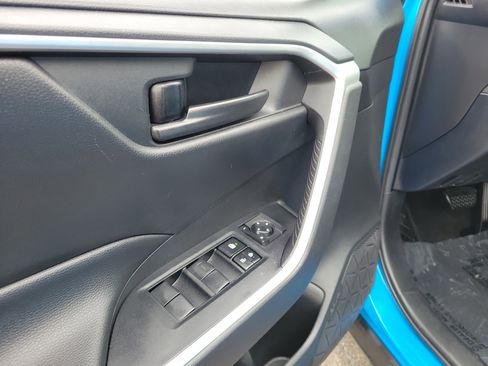 Used 2020 Toyota RAV4 LE image 18