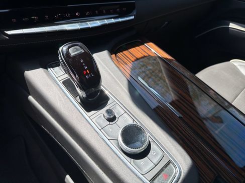 Used 2022 Cadillac Escalade ESV Premium Luxury AWD/4WD image 29