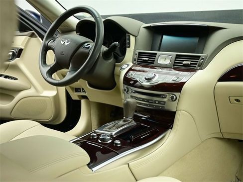 Used 2017 INFINITI Q70 3.7 image 39