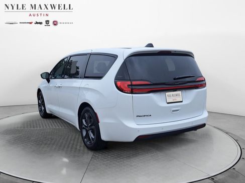 New 2026 Chrysler Pacifica Select image 13