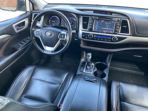 Used 2019 Toyota Highlander XLE AWD/4WD image 14
