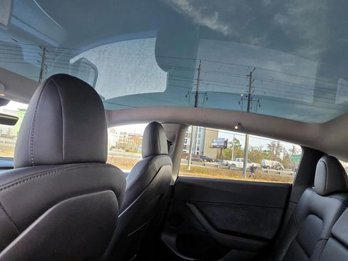 Used 2022 Tesla Model Y Long Range image 18