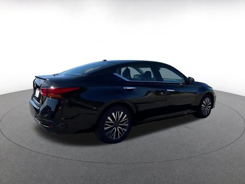 Used 2025 Nissan Altima 2.5 SV FWD image 11