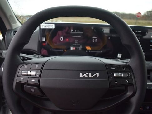 New 2025 Kia K4 LXS image 22
