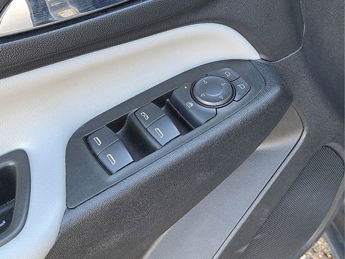 Used 2023 Chevrolet Equinox LT image 22