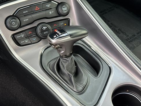 Used 2022 Dodge Challenger SXT image 19