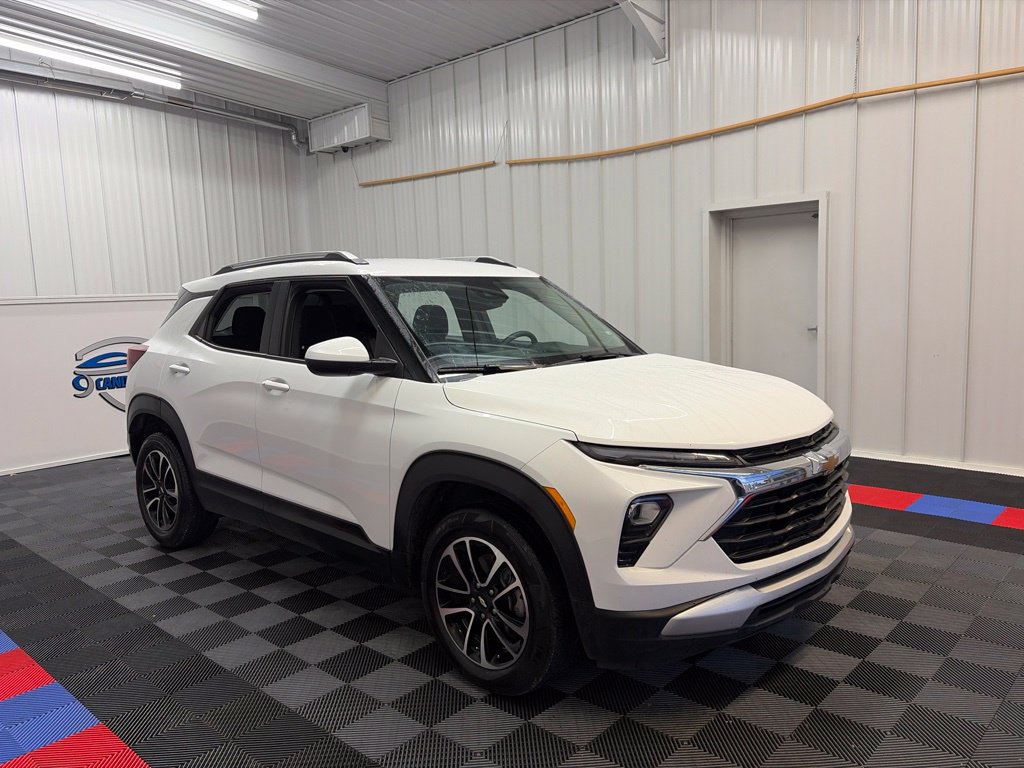 Used 2025 Chevrolet TrailBlazer LT AWD/4WD image 3