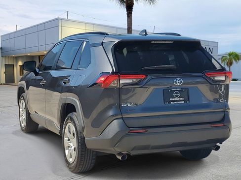 Used 2019 Toyota RAV4 LE FWD image 4