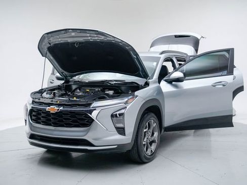 Used 2025 Chevrolet Trax LT w/ Driver Confidence Package image 13