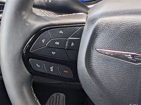 Used 2023 Chrysler Pacifica Touring image 17