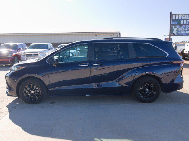 Used 2024 Toyota Sienna XLE FWD image 3