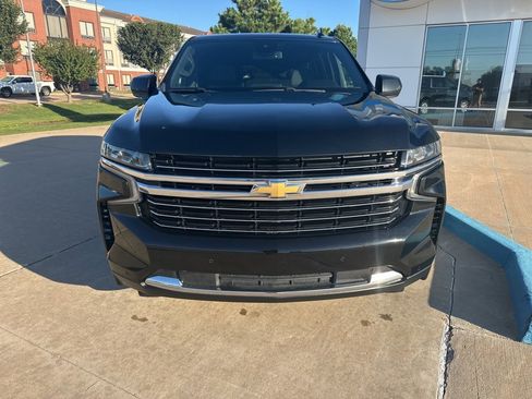 Used 2023 Chevrolet Suburban LT image 3