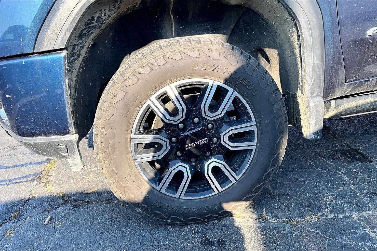 Used 2022 GMC Sierra 2500 AT4 w/ AT4 Premium Plus Package AWD/4WD image 2