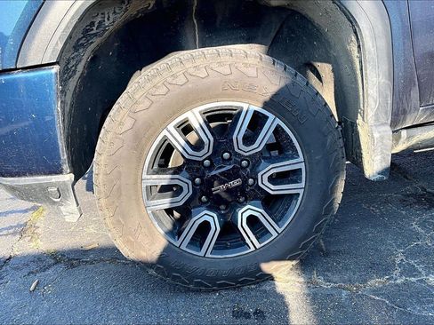 Used 2022 GMC Sierra 2500 AT4 w/ AT4 Premium Plus Package AWD/4WD image 2