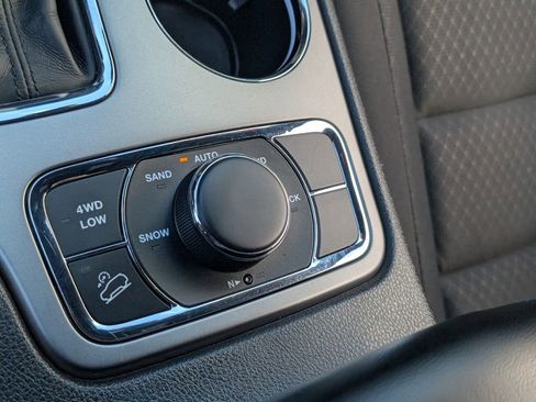Used 2019 Jeep Grand Cherokee Laredo AWD/4WD image 25
