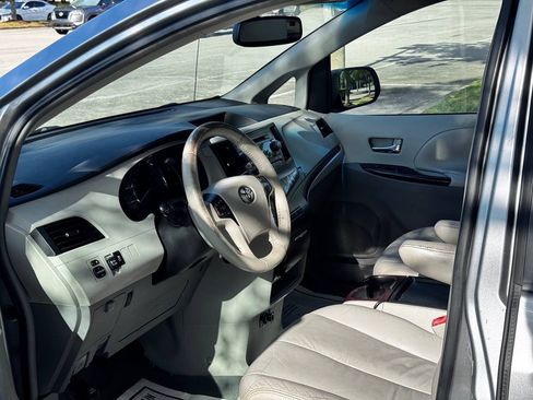 Used 2011 Toyota Sienna XLE FWD image 14