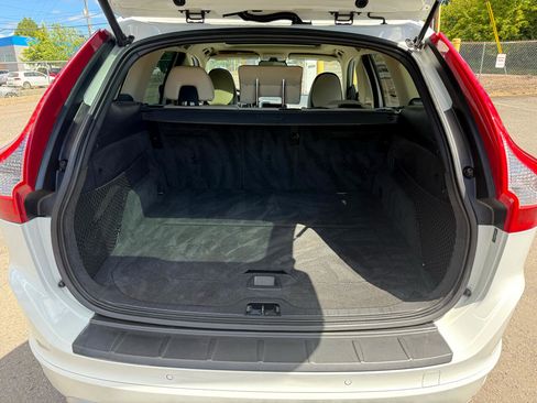 Used 2011 Volvo XC60 T6 R-Design w/ Convenience Pkg image 14