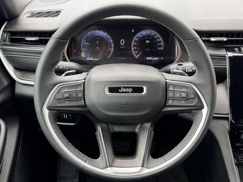 Used 2025 Jeep Grand Cherokee Altitude AWD/4WD image 15