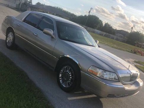 Used 2003 Lincoln Town Car Executive image 3