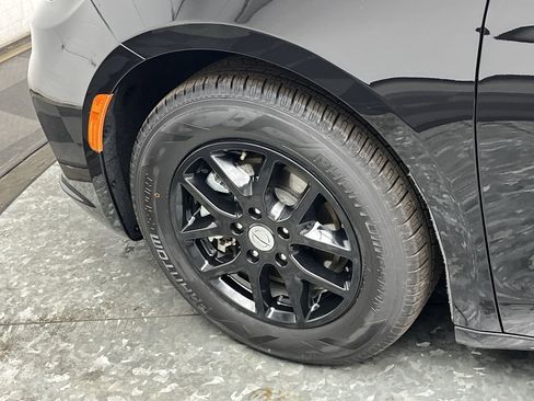 Used 2025 Chrysler Pacifica Select image 30