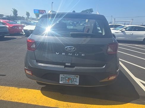 Used 2025 Hyundai Venue SEL FWD image 5