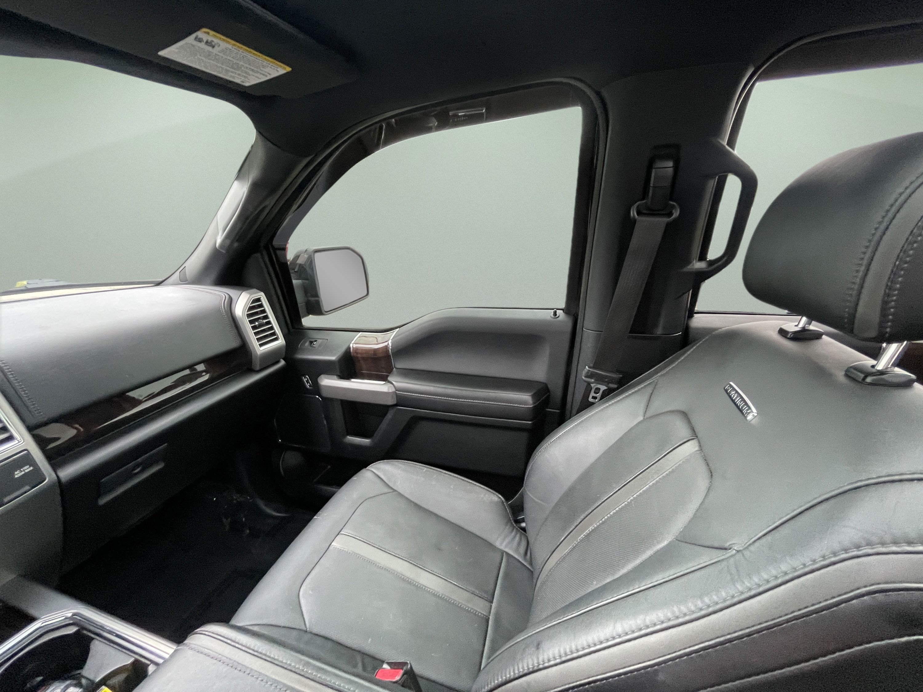 Used 2015 Ford F150 Platinum w/ Equipment Group 701A Luxury AWD/4WD image 32