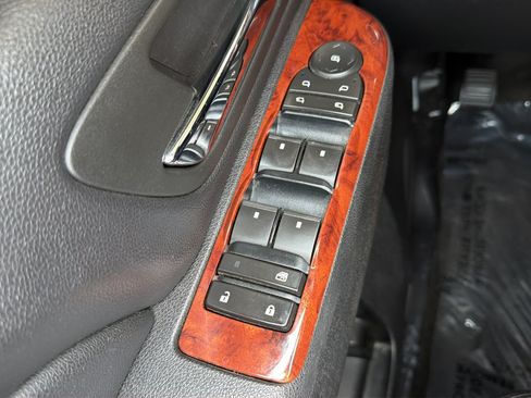 Used 2010 Chevrolet Tahoe LTZ AWD/4WD image 18