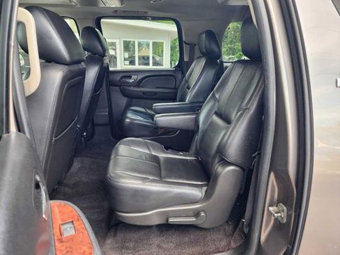 Used 2014 Chevrolet Suburban LT RWD image 13