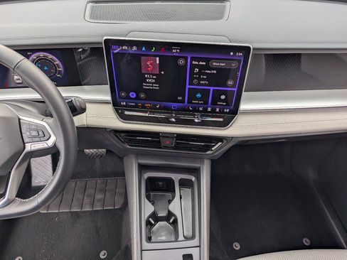 Used 2025 Volkswagen Tiguan SE FWD image 17